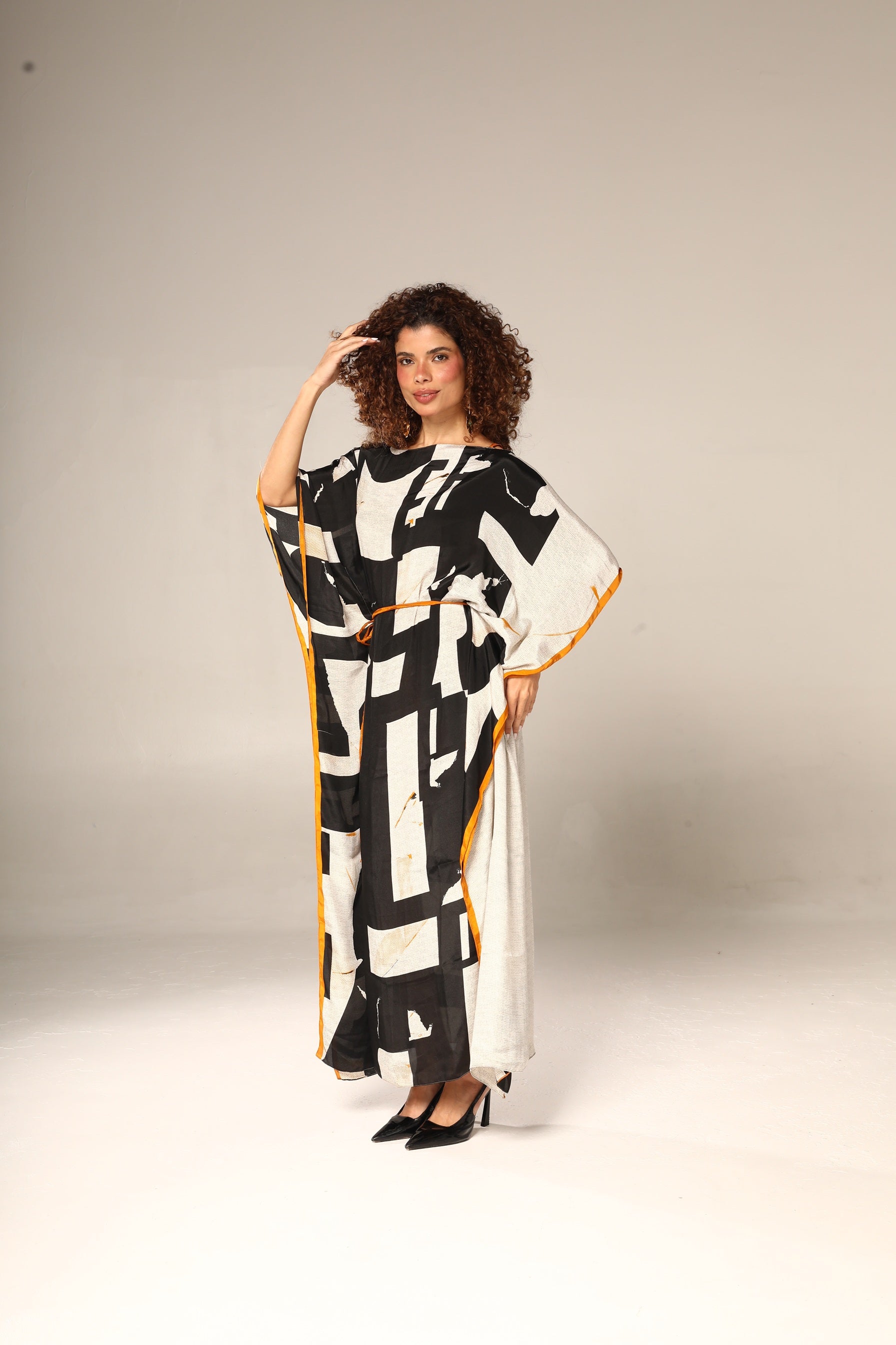 KAFTAN JAVA PRETO E BRANCO ABSTRATO