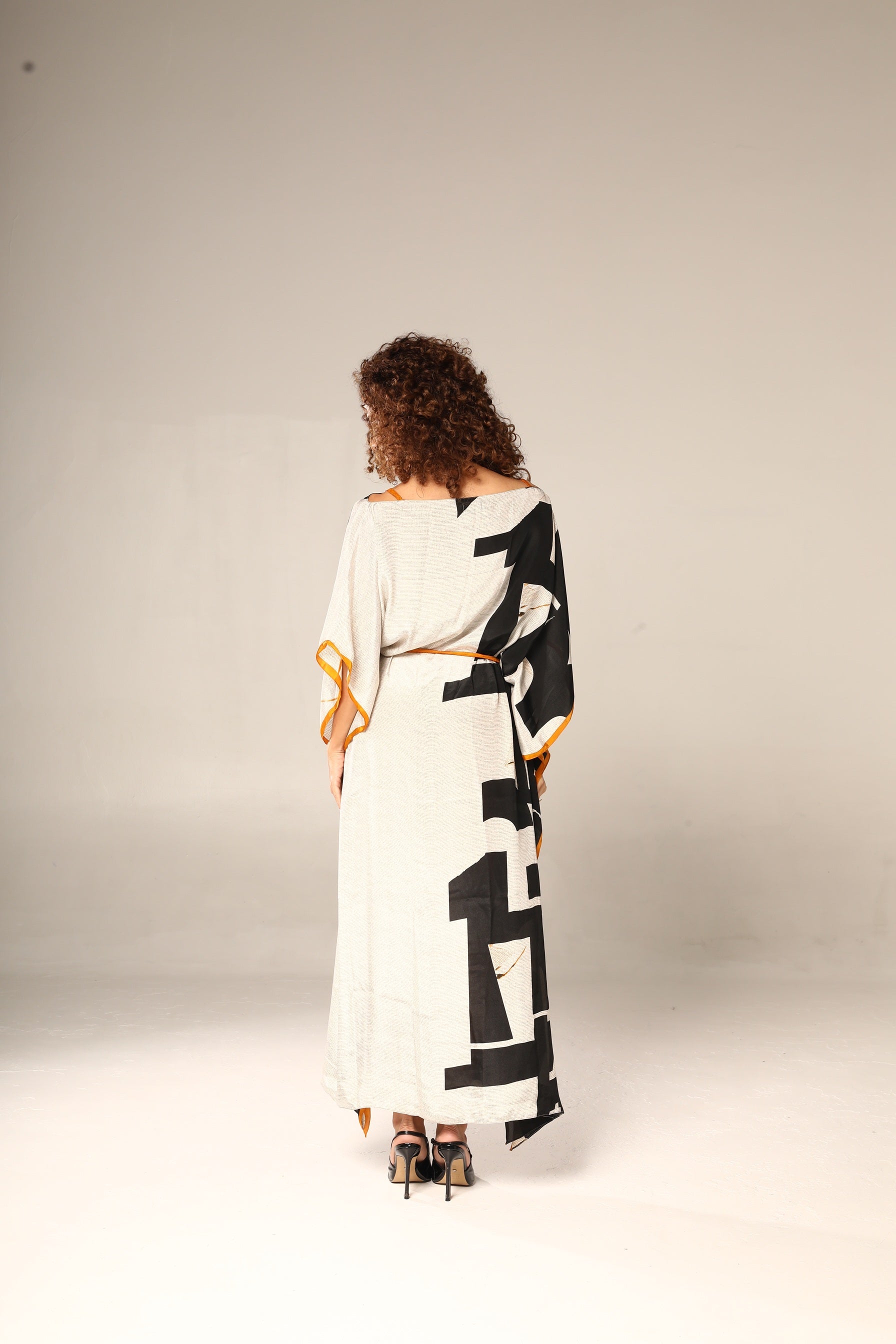 KAFTAN JAVA PRETO E BRANCO ABSTRATO