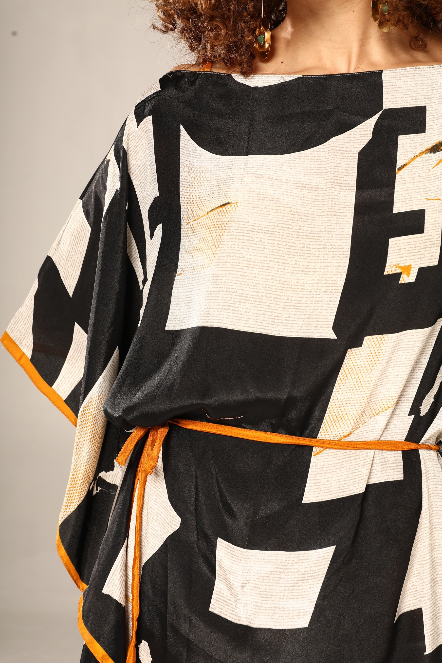 KAFTAN JAVA PRETO E BRANCO ABSTRATO
