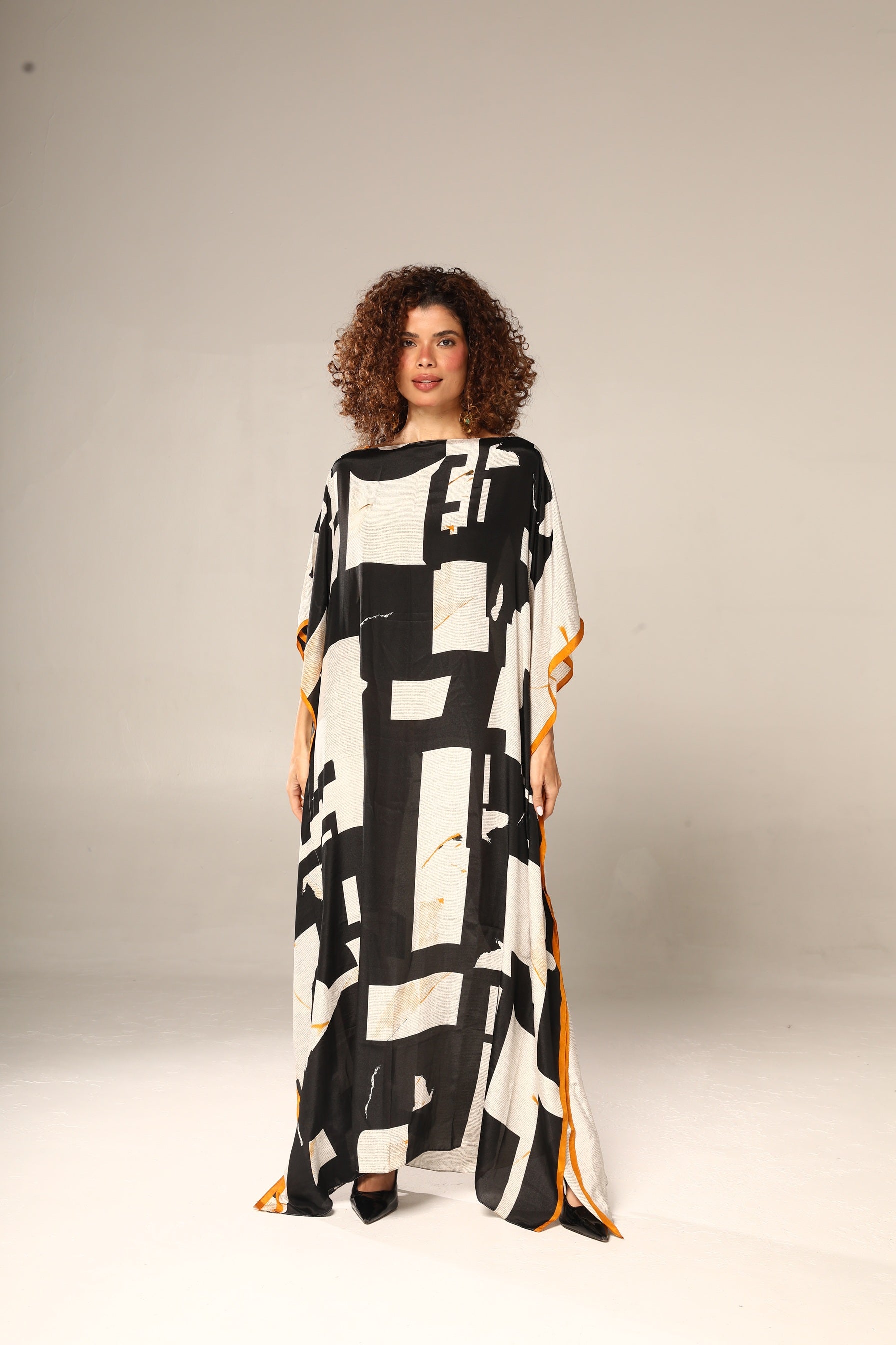 KAFTAN JAVA PRETO E BRANCO ABSTRATO