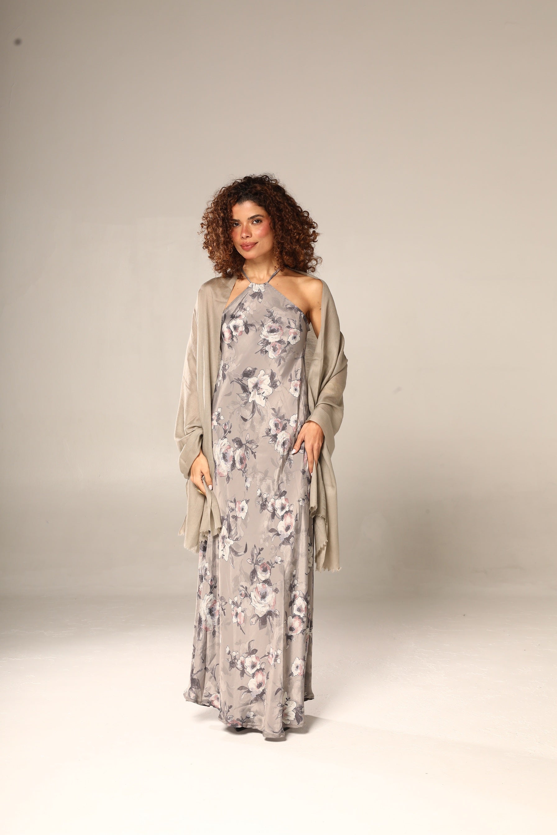 VESTIDO HERA SEDA CINZA FLORES