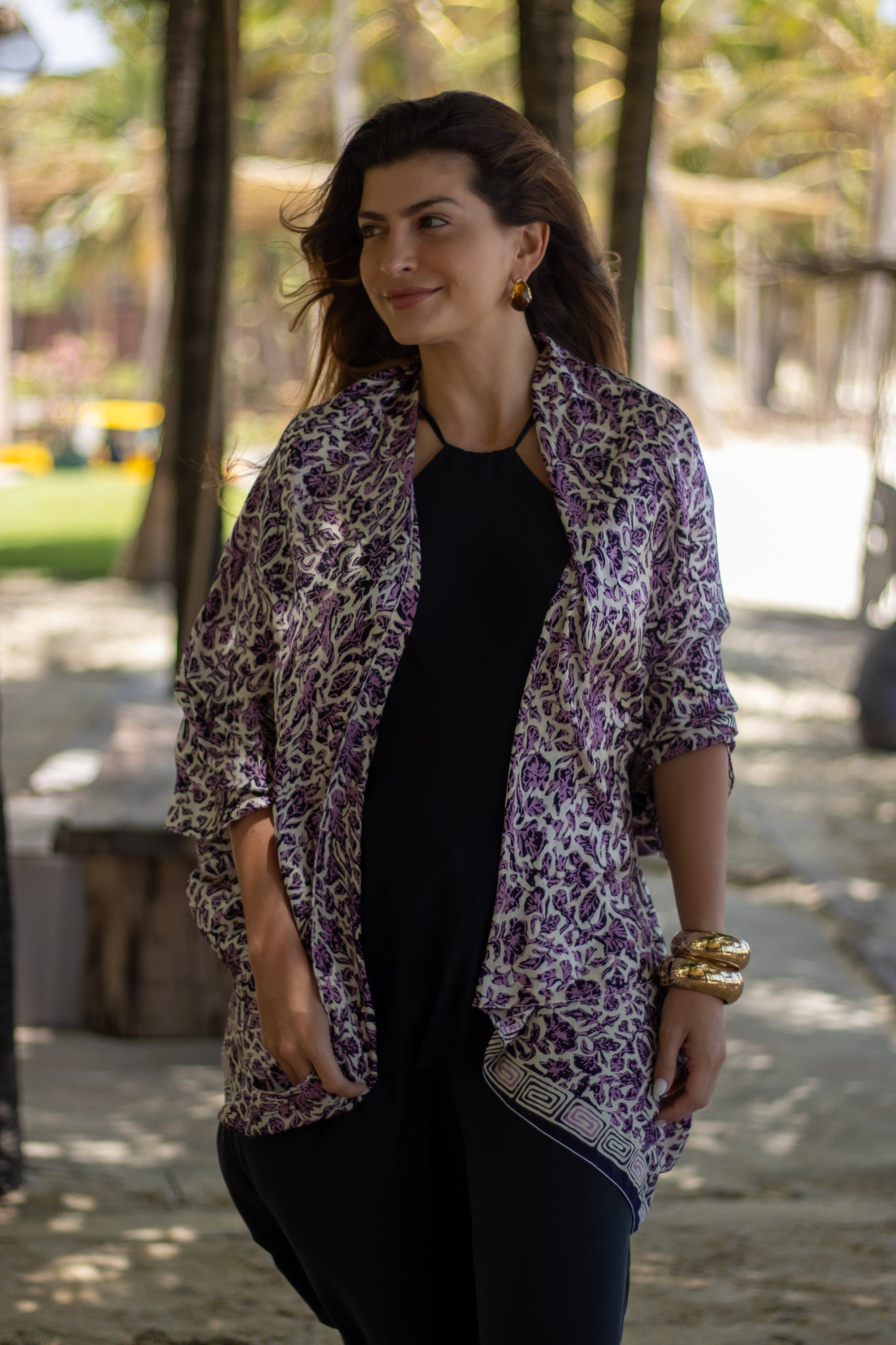 KIMONO TAJ BEGE E FLORES LILÁS