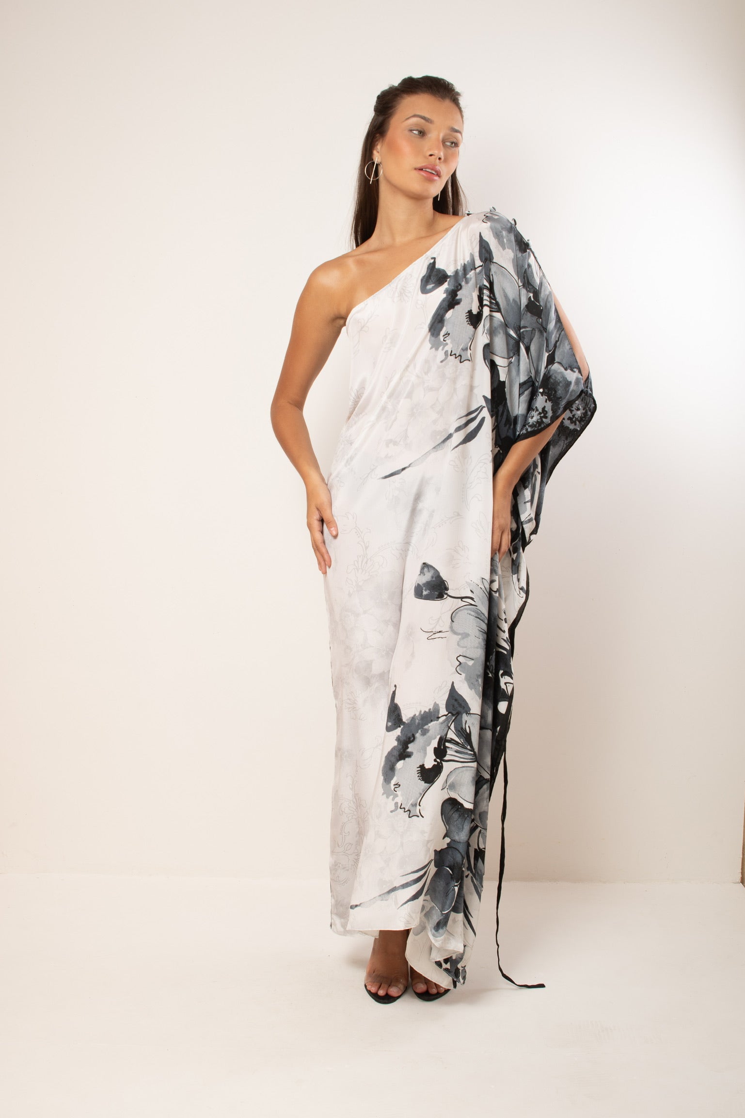 KAFTAN RHODES LONGO BRANCO CINZA E PRETO