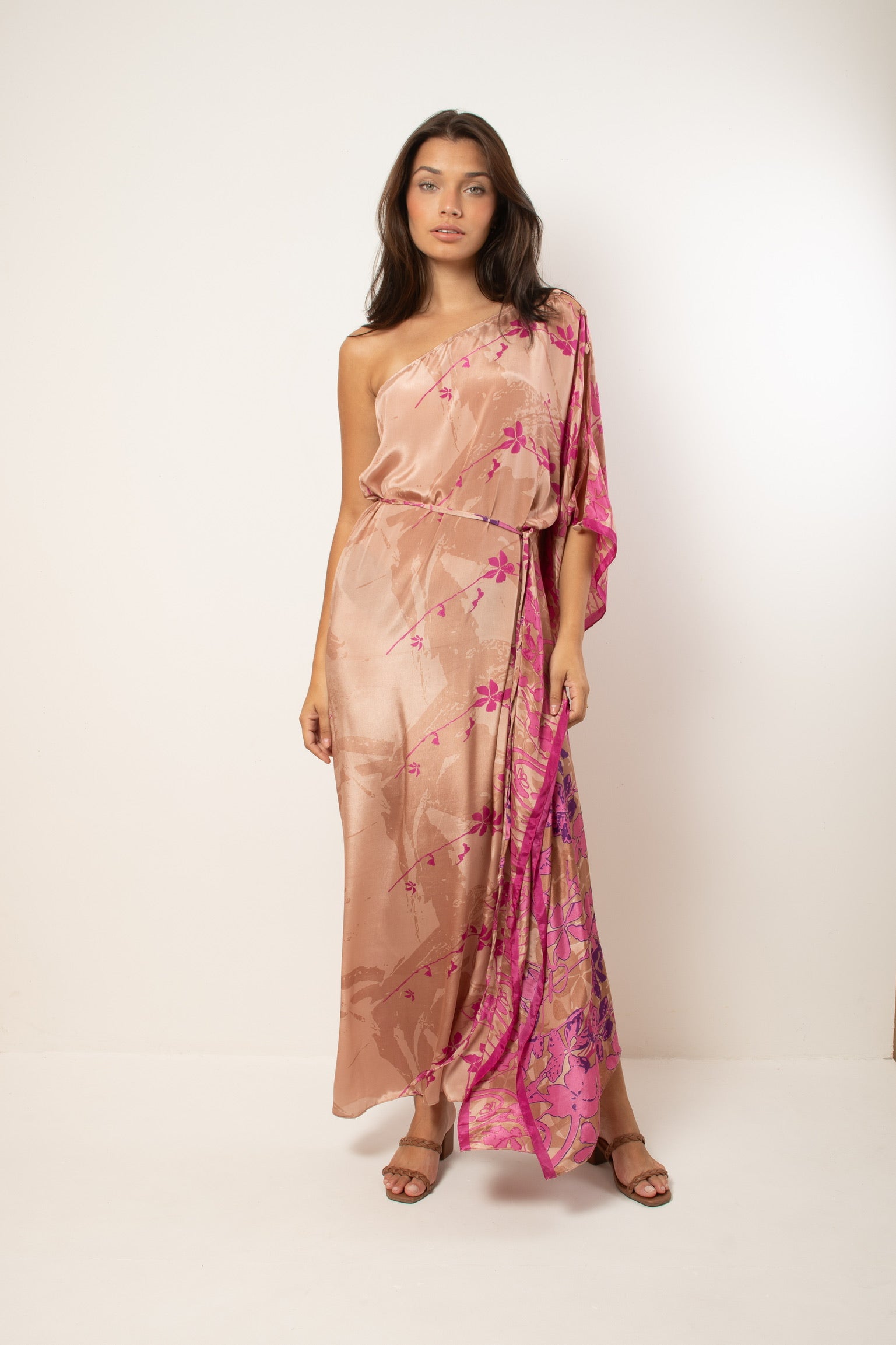 KAFTAN RHODES LONGO ROSÊ NUDE E FLORES ROSAS