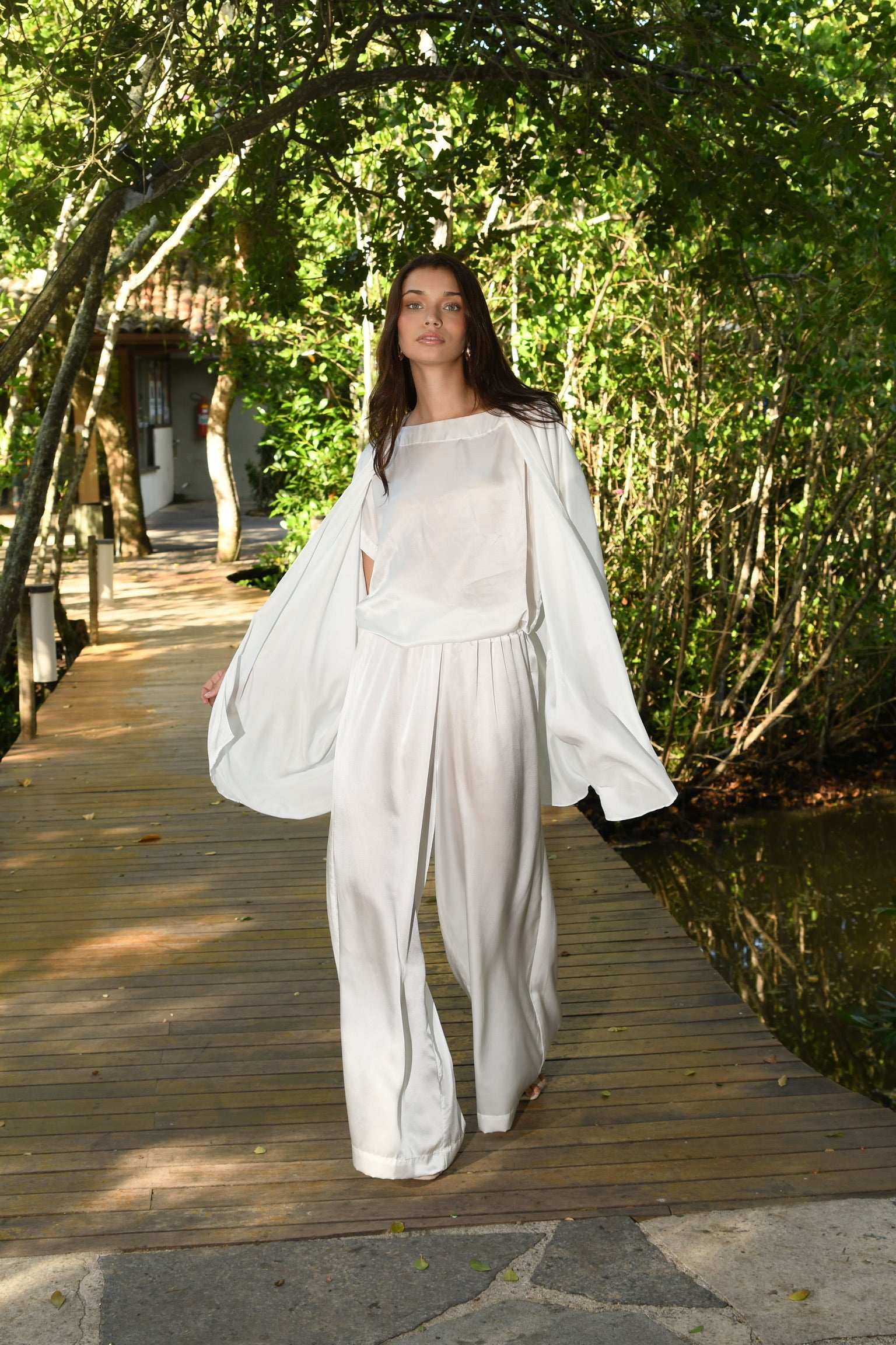 PLAIN WHITE TAJ KIMONO