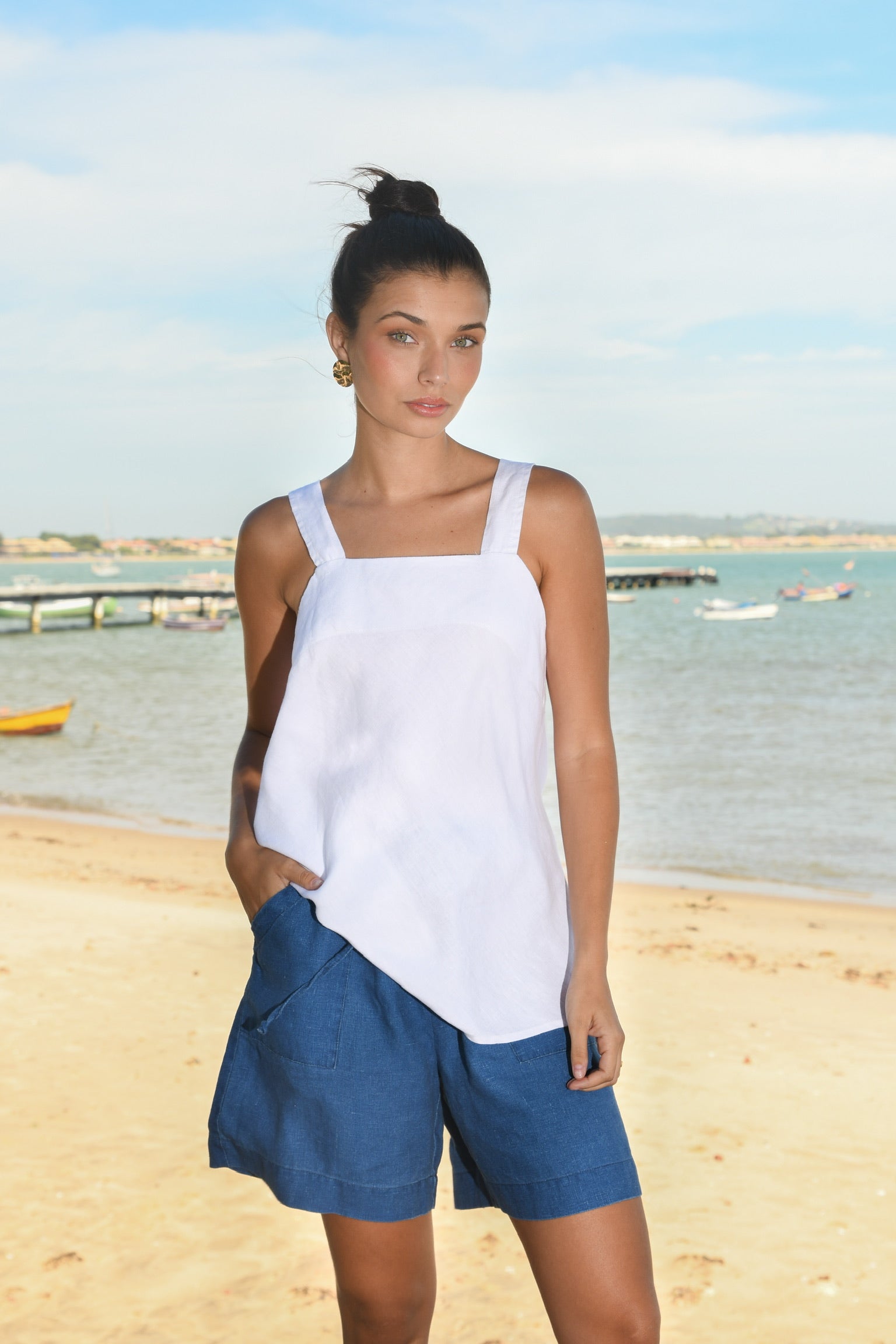 bermuda_trancoso_jeans_e_blusa_mel_branca_3_11d41bd9-4885-48b0-affe-320f33037351.jpg